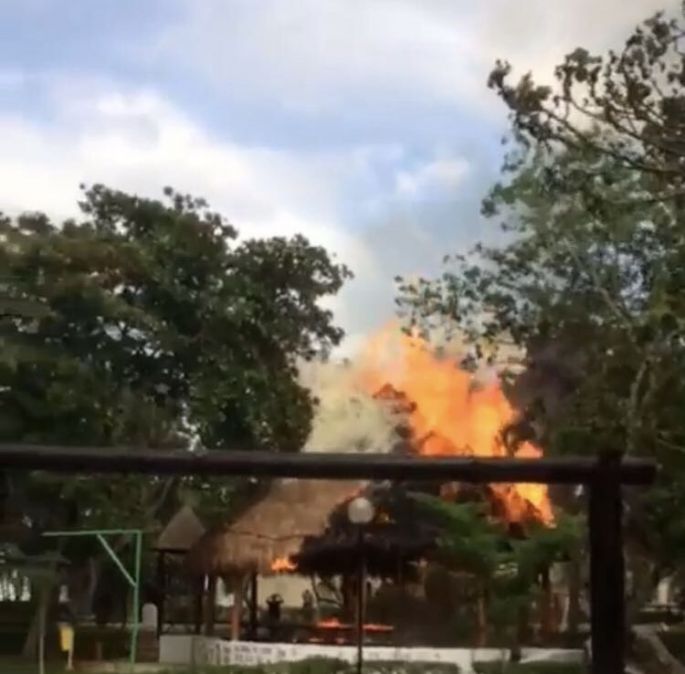 "Se quema palapa del "Club de Golf La Ceiba" (VIDEO)