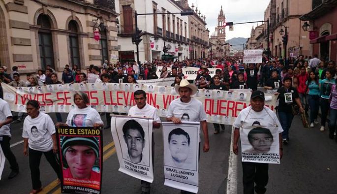 Policías tratan como delincuentes a padres de Ayotzinapa