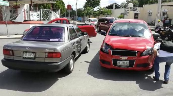 "Y va de nuez, otra dama causa choque"