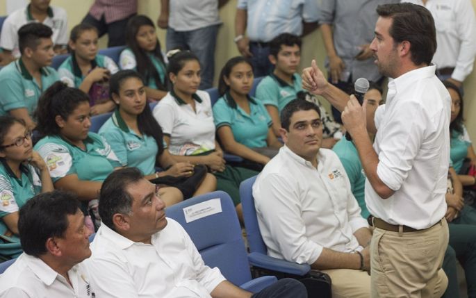 Contribuye Pablo Gamboa al futuro profesional de bachilleres