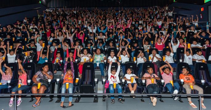 Niñas y niños de escasos recursos de 22 municipios asistieron por primera vez a una función de cine.