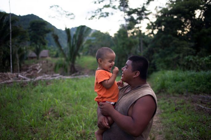 Según la UNICEF, más de la mitad de los niños pequeños no juegan con sus padres.