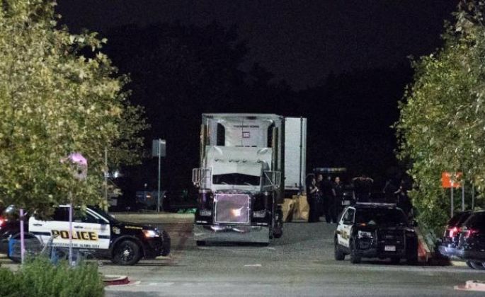 Encuentran 8 muertos y 28 heridos dentro de un camión abandonado en un Wal-Mart de Texas.