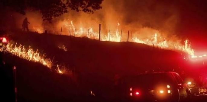          Un incendio forestal como de película avanza incontenible en California.