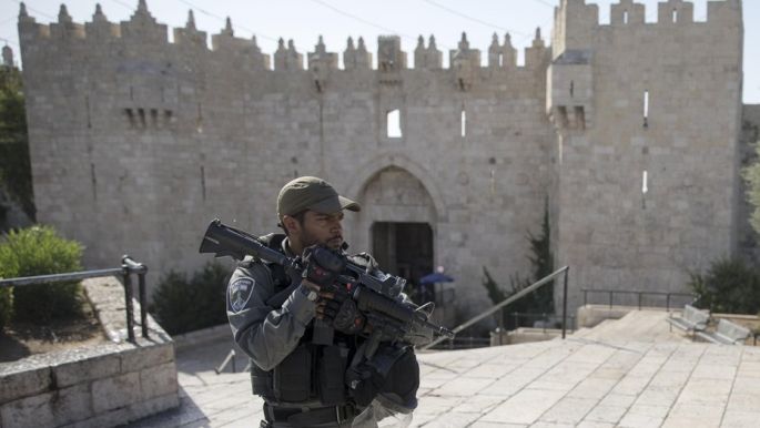 Tres terroristas matan a dos policías israelíes en lugar sagrado de Jerusalén.