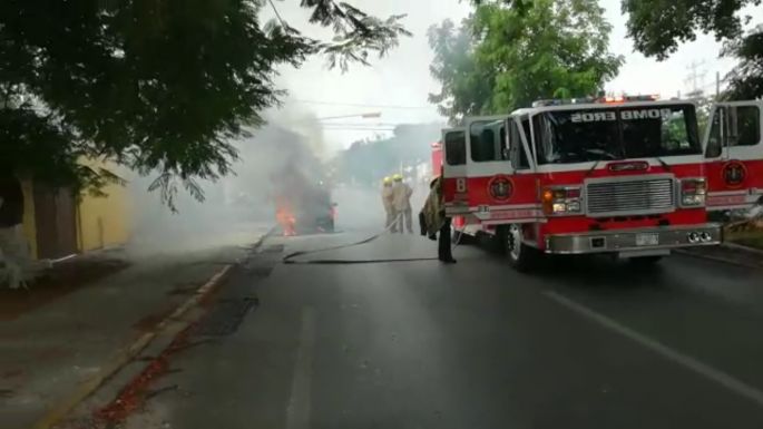 Se quema vehículo en la Avenida Itzáes.