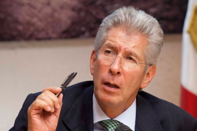 Gerardo Ruiz Esparza se hunde en el socavón de la corrupción y de la crítica social.