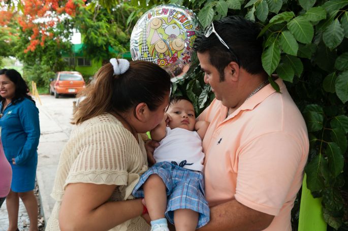 Retornan infantes del extranjero con corazones sanos.