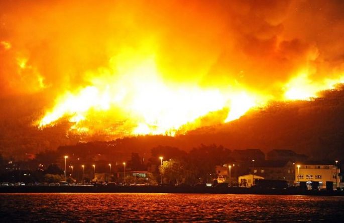 Incendios forestales avanzan con fuerza en el sur de Europa.