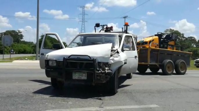 Por dar vuelta prohibida, ocasiona aparatoso accidente.