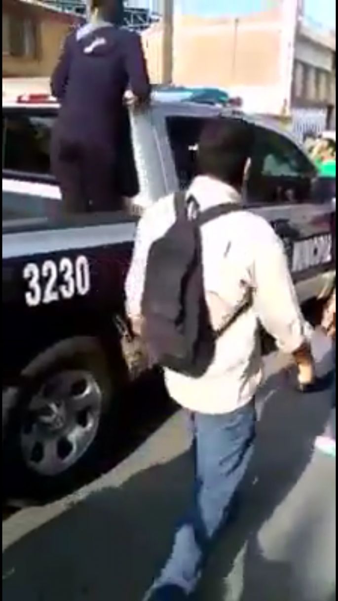 A punto de linchar a borracho que estrelló su auto en escuela, sucedió en San Luis Potosí.