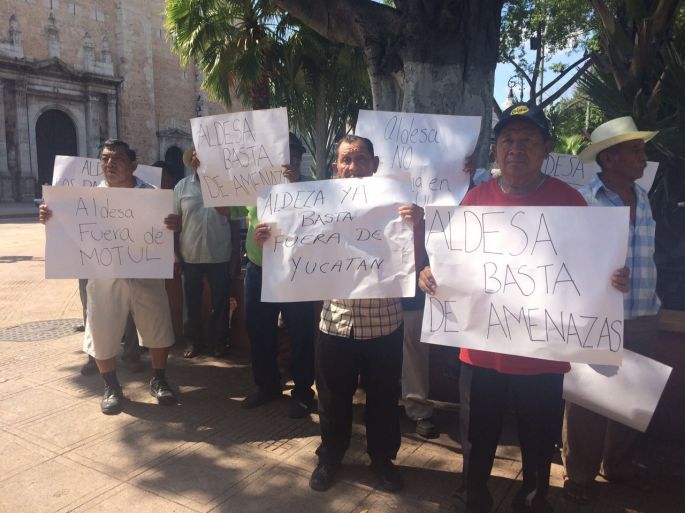 Protestan ejidatarios de Motul a las puertas de Palacio de Gobierno.