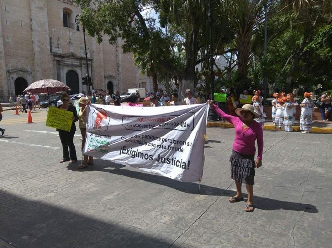 20 días de plantón de los defraudados de Creci-cuentas