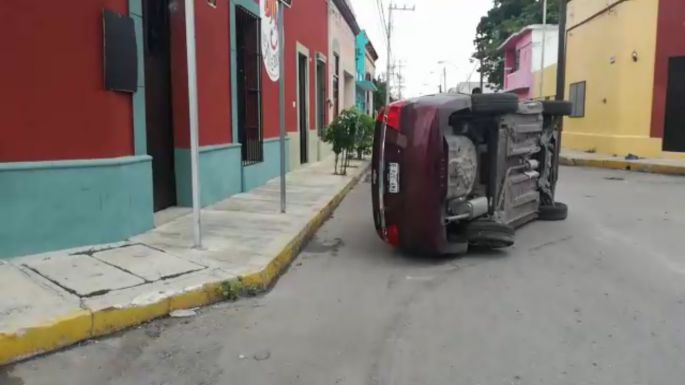 Auto termina volteado en céntrico accidente.