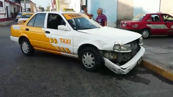 Motociclista se vuela el alto y se impacta contra un taxi.
