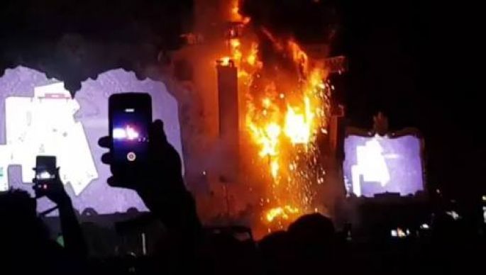 Espectacular incendio en el Tomorrowland de Barcelona.