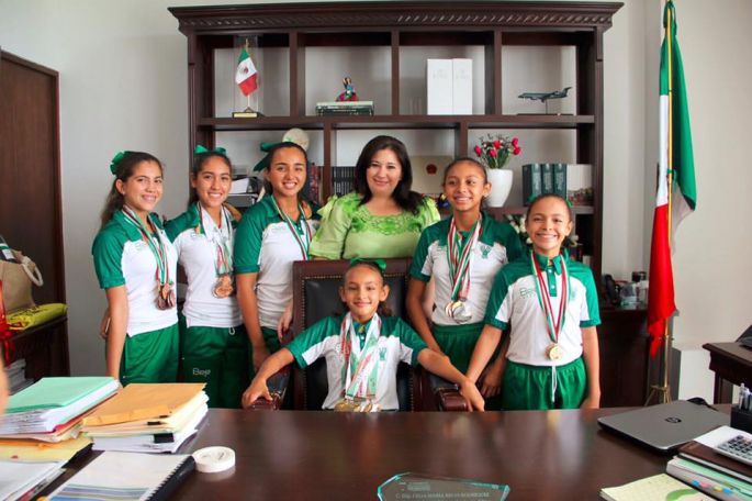 Campeonas nacionales visitan el Congreso del Estado
