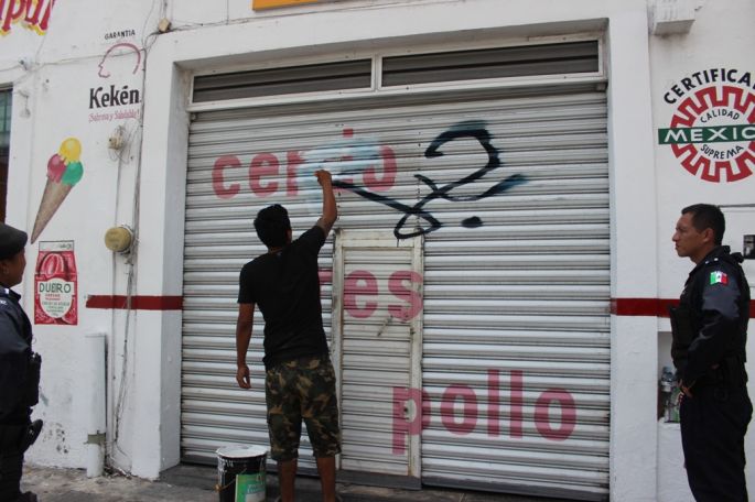 Detenidos por pintar grafitis en predios del centro de Mérida.