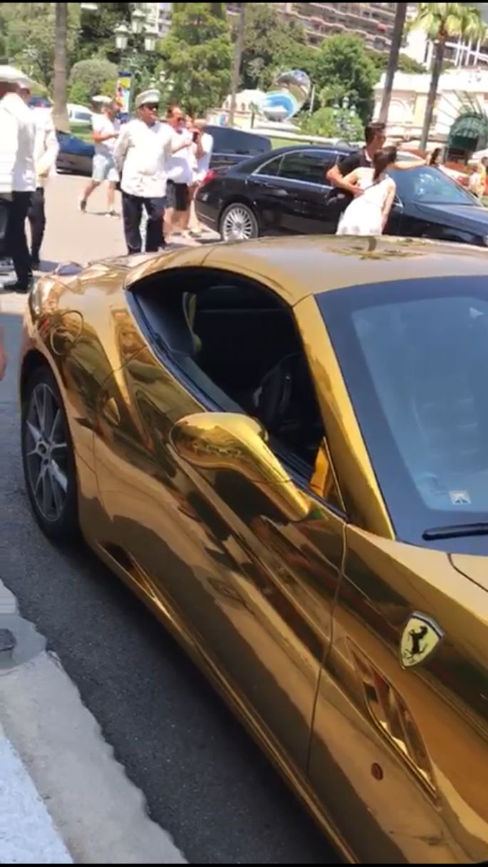 ¿Es el hijo de Romero Deschamps quién pasea en un Ferrari dorado en Montecarlo?