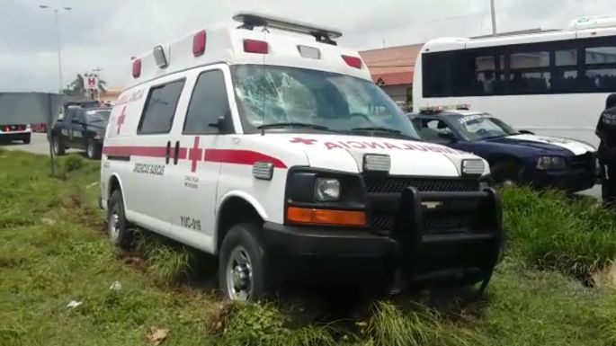 Ambulancia no llega a su rescate, se sale de la carretera.