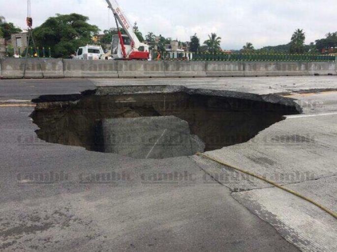 Mueren dos personas en socavón del Paso Express Cuernavaca.