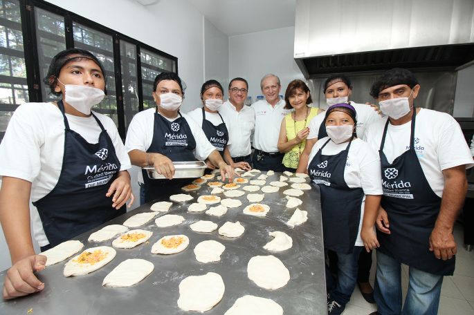 El Ayuntamiento de Mérida impulsa acciones en capacitación y desarrollo de personas con discapacidad mediante talleres de cocina.