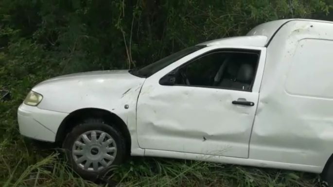 Por borracho termina en el monte con todo y auto. 
