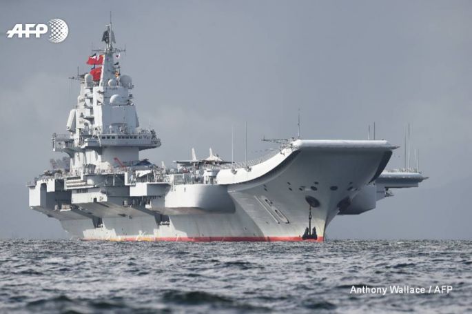 El portaaviones chino Liaoning llega a Hong Kong.
