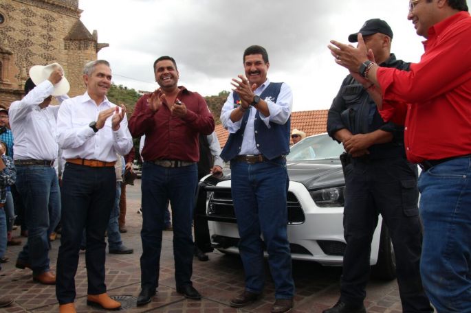 Mancera dona patrullas y festeja a Pacho Villa, en Chihuahua.
