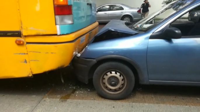Dama al volante causa choque en la 60 norte.