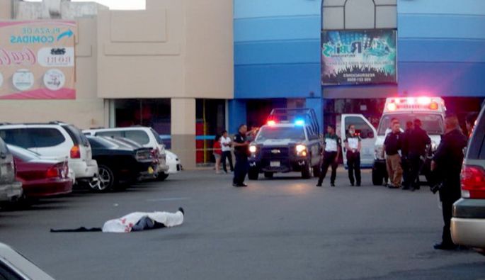 Asesinan a un hombre en Plaza las Américas de Ciudad Juárez.