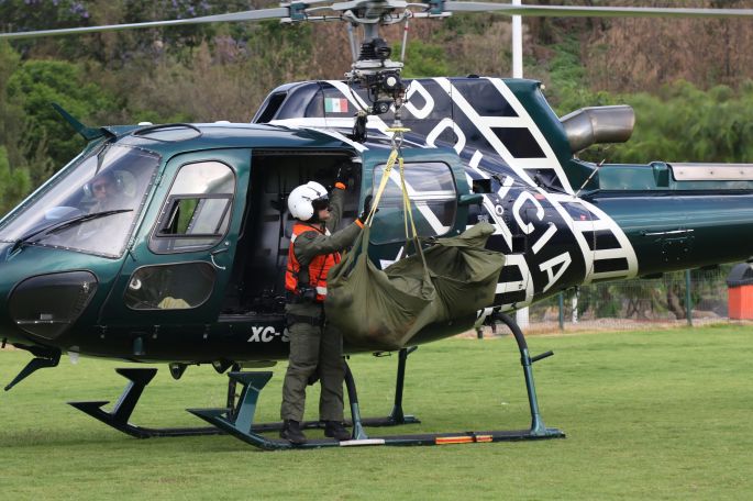 Rescatan a segunda víctima de accidente aéreo en Jalisco.