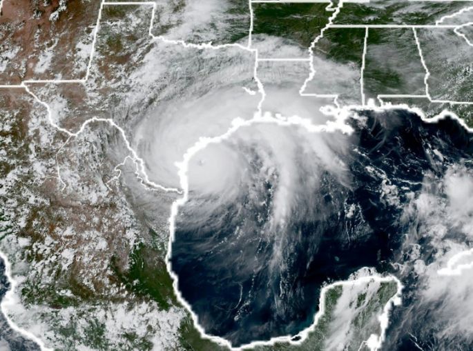 El huracán Harvey toca tierra y amenaza la costa de Texas.