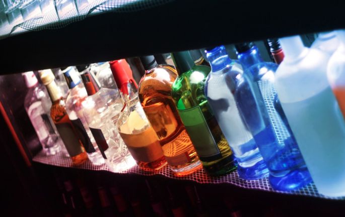 EEUU advierte a sus connacionales que en Quintana Roo se vende licor adulterado, la policía realiza decomiso.