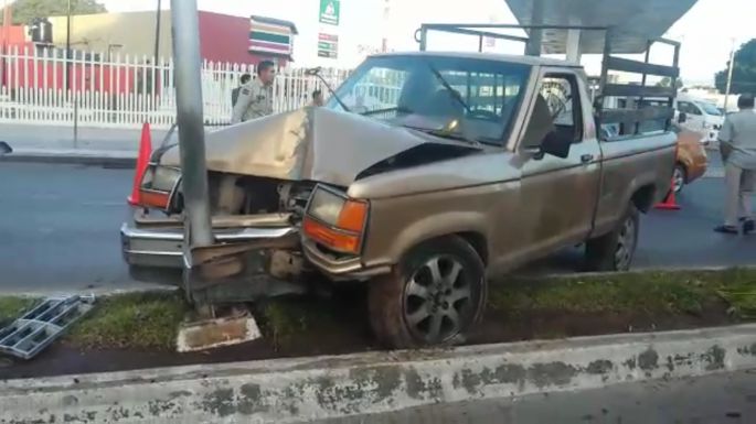 Camioneta contra poste de luz en la Avenida Aviación.