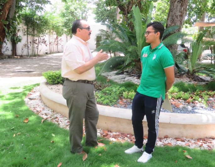 Jorge Carlos Ramírez Marín, apoya a joven medallista en la Olimpiada Nacional.