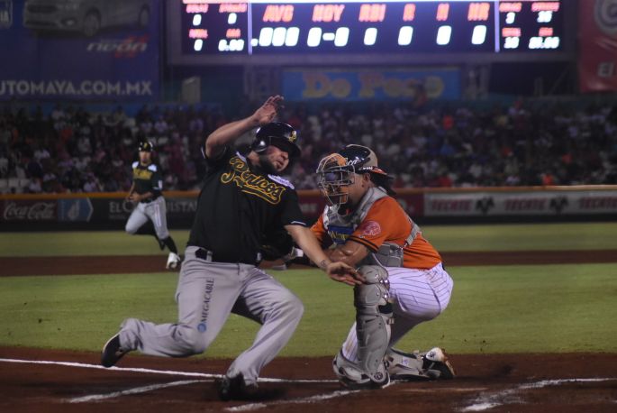 En cardiaco partido, los Leones empatan la serie contra Pericos: 7-6