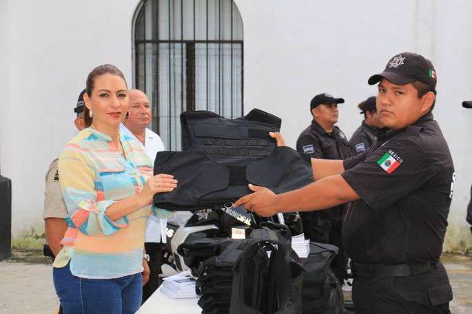 Alpha Tavera entrega equipo a elementos policíacos
