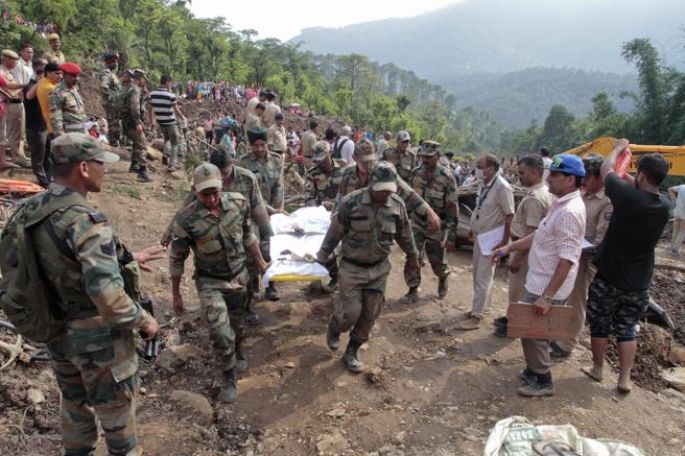 Tragedia en la India, un deslizamiento de tierra sepulta a dos autobuses, 13 muertos hasta ahora.