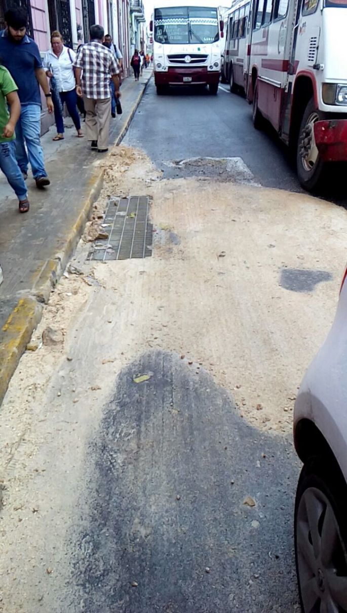 Pozos y alcantarillado dañan calles nuevas