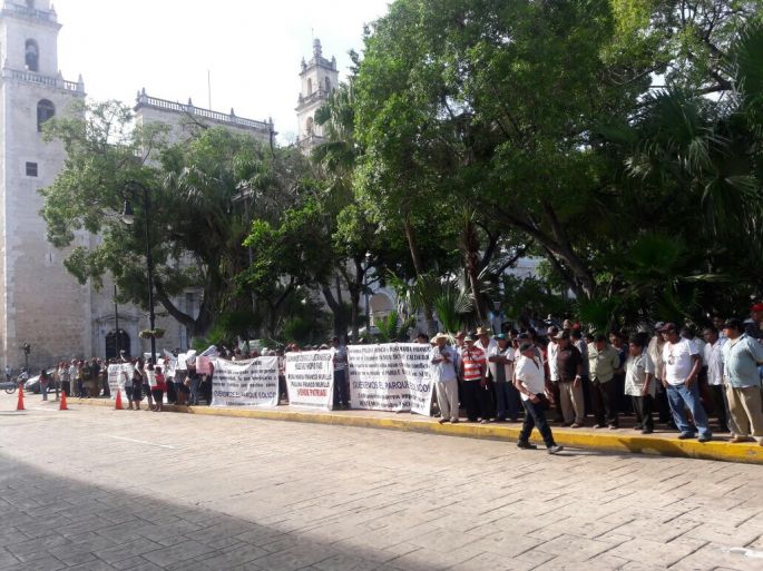 Protesta de campesinos de Suma de Hidalgo a la puerta del Palacio de Gobierno.