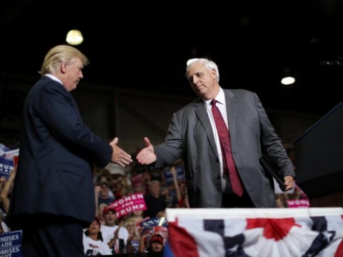 El gobernador de Virgina Occidental renuncia a los demócratas y se pasa con los republicanos de Donald Trump.