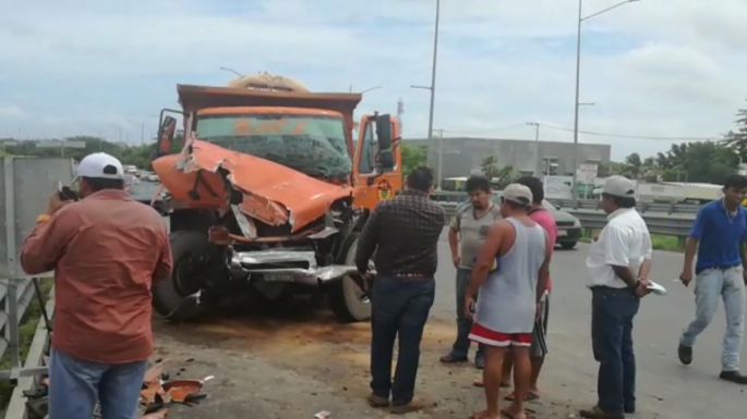 Aparatoso accidente entre dos volquetes en periférico