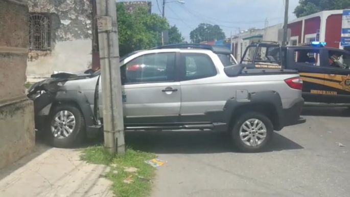 Aparatoso accidente entre vehículo del INEGI y un camión de transporte urbano.