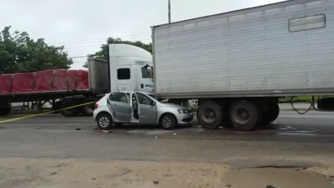 Dama con suerte, termina debajo de un trailer sin lesiones.