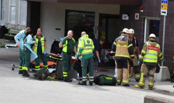 Vehículo en loca carrera, atropella y lesiona a varias personas en Suecia.
