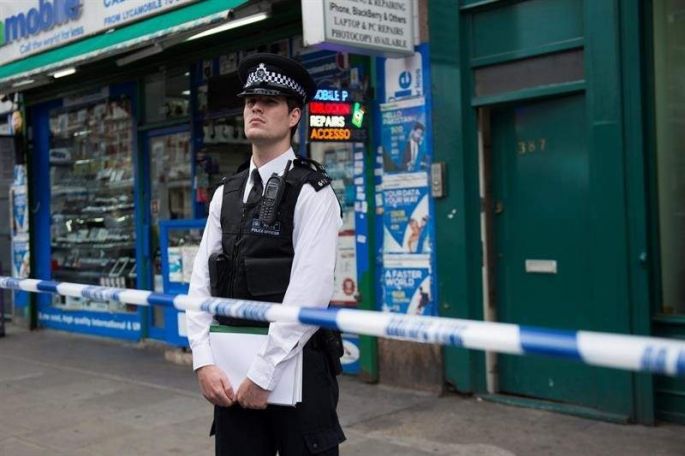 Un hombre ataca a dos policías a las afueras del palacio de Buckingham en Londres.