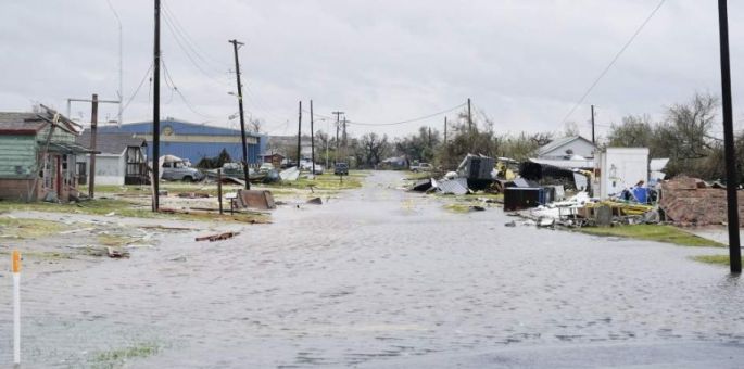 Harvey deja al menos 8 muertos y 30.000 refugiados en Texas; Luisiana, en estado de emergencia.