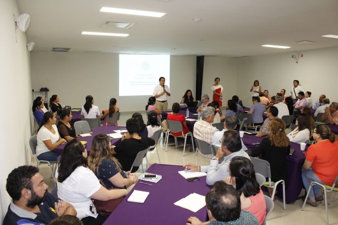 Actualizan Insejupy y SE a fedatarios sobre registro de comercios.