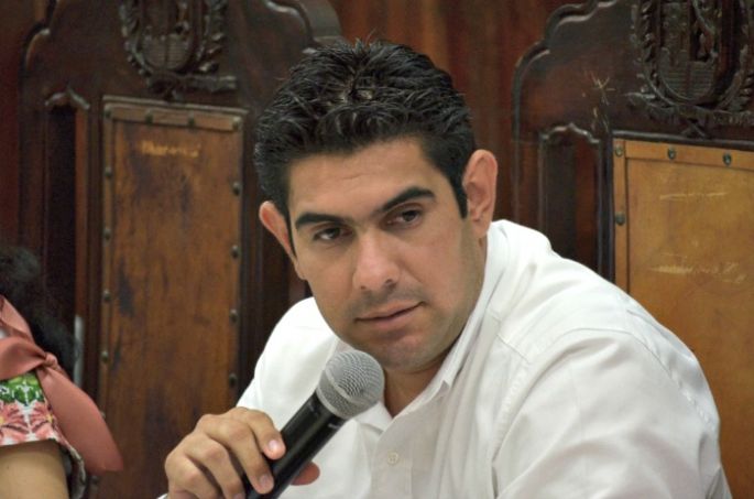 Desde hace días varias avenidas carecen de alumbrado público, Mérida pide ser atendida: Rudy Pacheco.